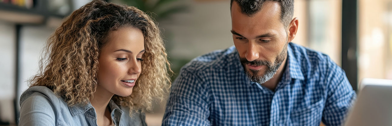 Zwei Business-Studierende am lernen
