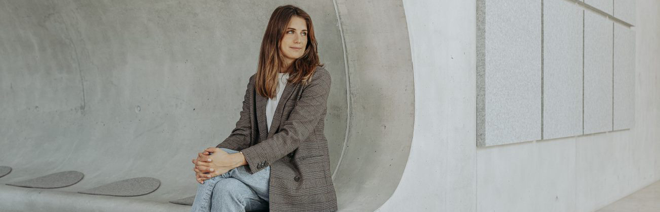 Studentin International Financial Management sitzend