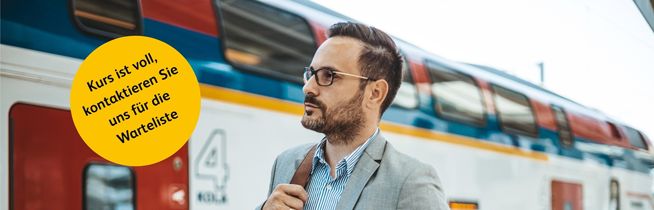 Mann steht vor dem Zug