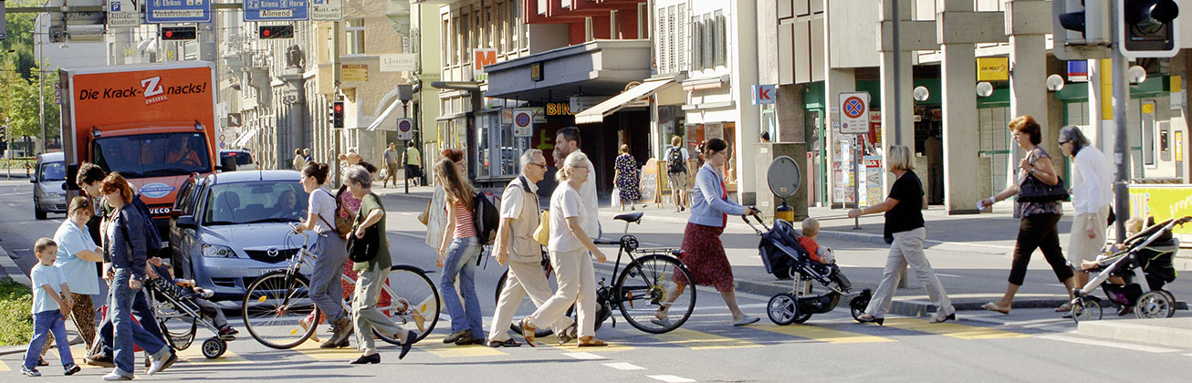 Fussgängerstreifen sind für Fussgänger wie Brücken über den Verkehrsfluss.