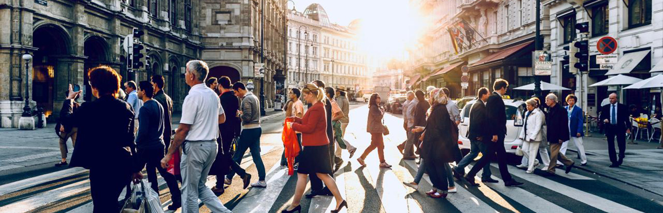 Fussgängerstreifen sind für Fussgänger wie Brücken über den Verkehrsfluss.