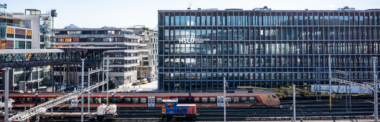 Gebäude HSLU vor Gleisen
