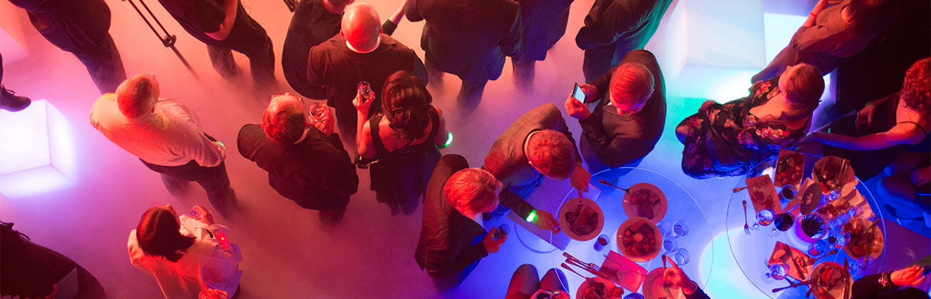 Personen von oben bei einem Event