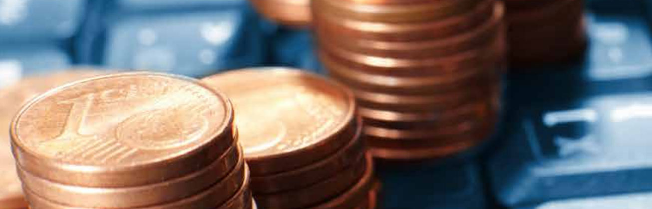 Geldmünzen auf Tastatur