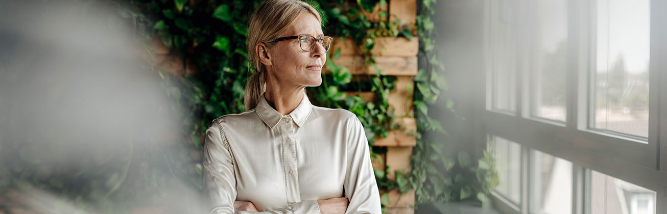 Frau blickt aus dem Fenster