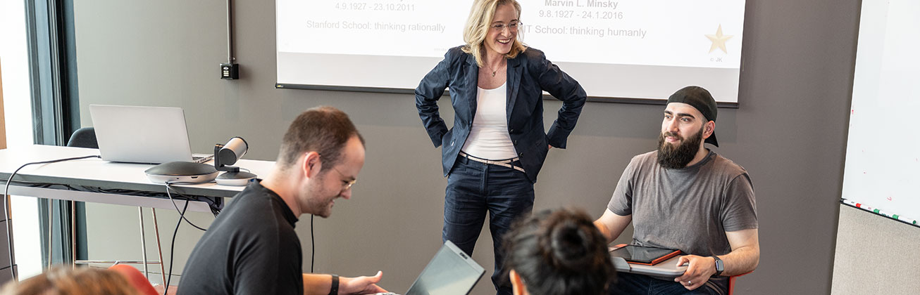 Menschen im Austausch in einem Unterrichtsraum