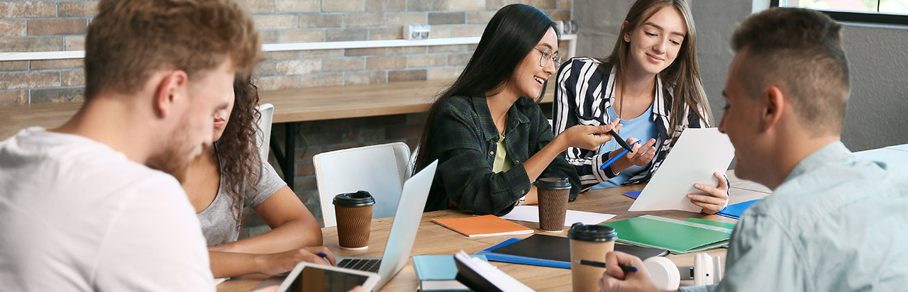 Gruppe Studierende am lernen