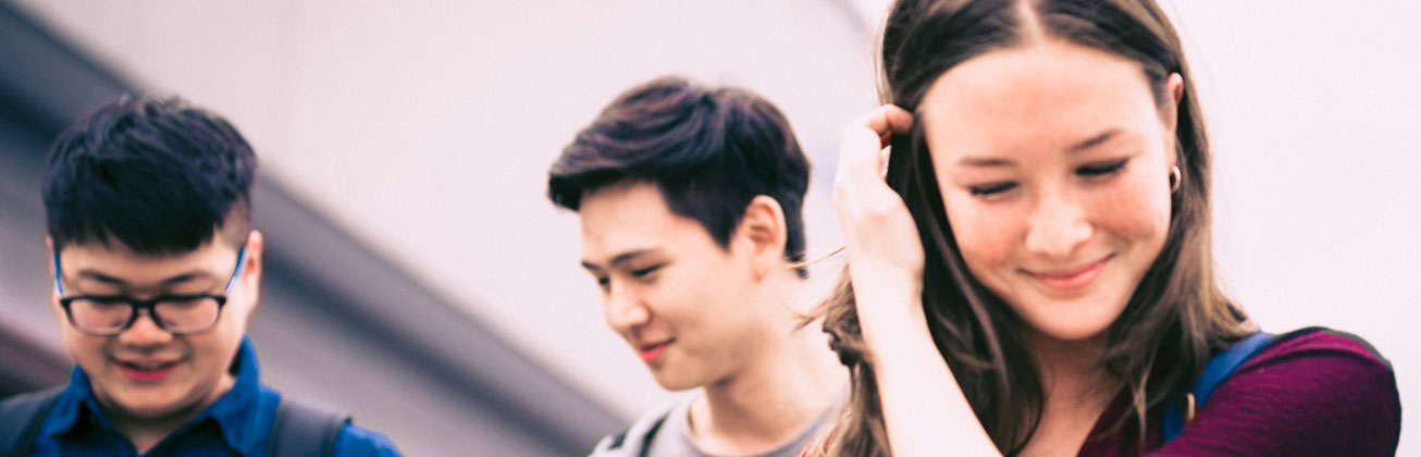 Drei Business-Studierende nach unten schauend