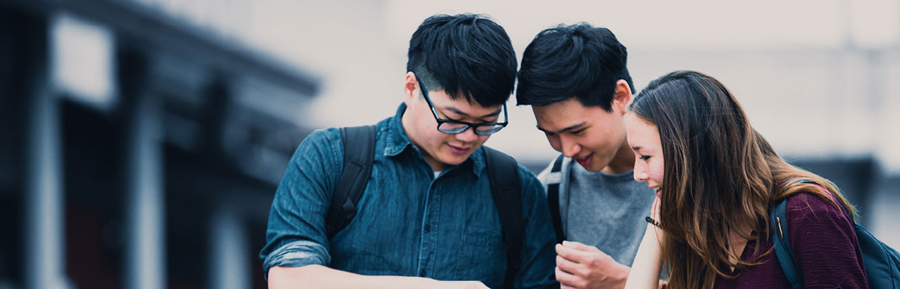 Drei Studierende in einer Besprechung