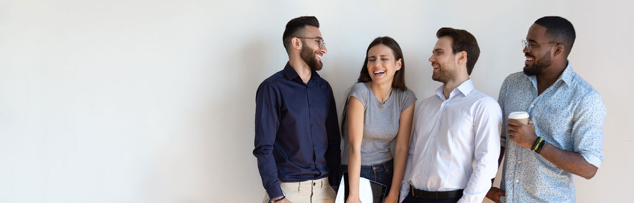 Gruppe Studierende zusammen lächelnd