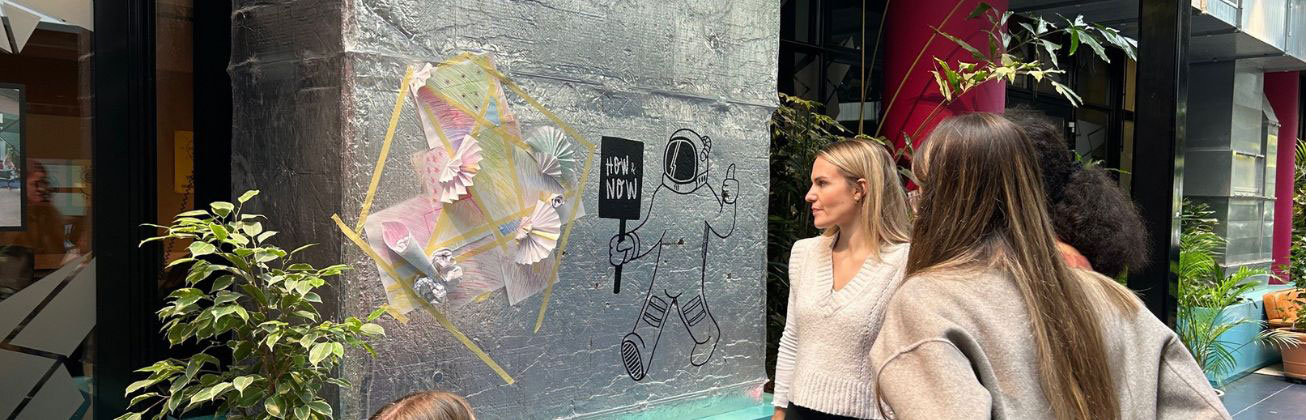 Studierende in einer Besprechung an der Creativity Block Week HSLU