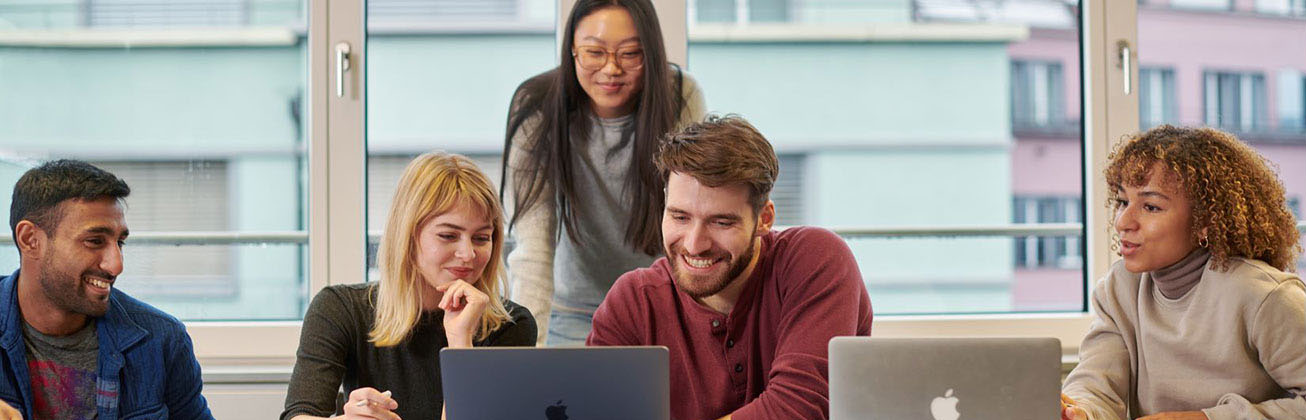 Studierende im Schulzimmer