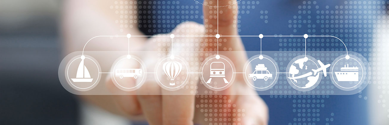 Ein Finger tippt auf digitale Tourismussymbole