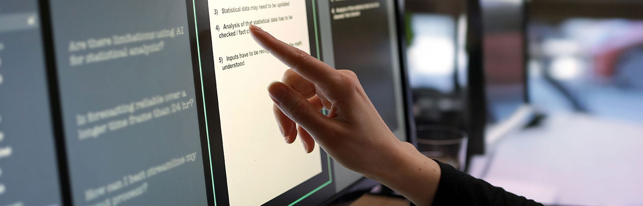 Generatives KI im Business  - Hand schreibt Test auf Bildschirm