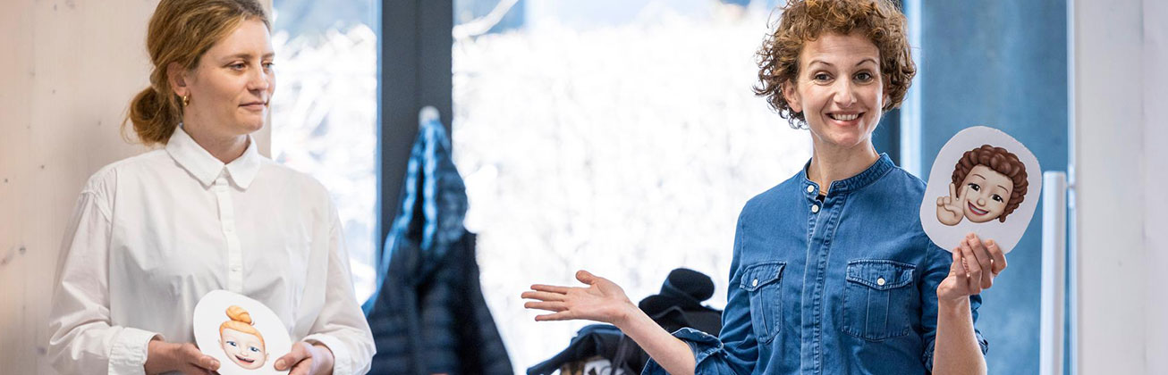 Zweit Mitarbeiterinnen sind in einer Präsentation