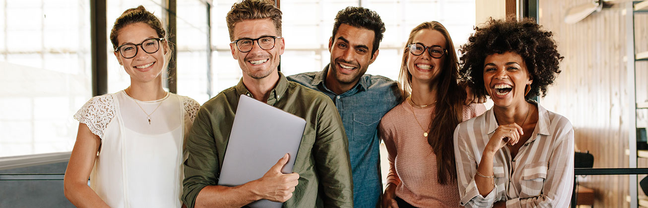 Gruppe Menschen schaut in die Kamera
