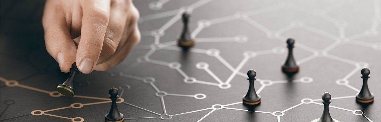 Hand mit Spielfiguren