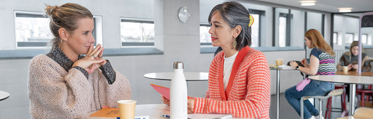 CAS Mediation Vertiefung 2 Teilnehmerinnen unterhalten sich
