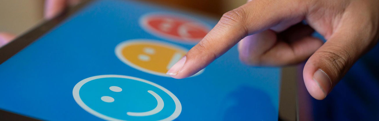 Zeigender Finger auf Smileys