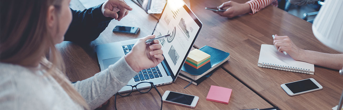 Gruppe arbeitet am Laptop