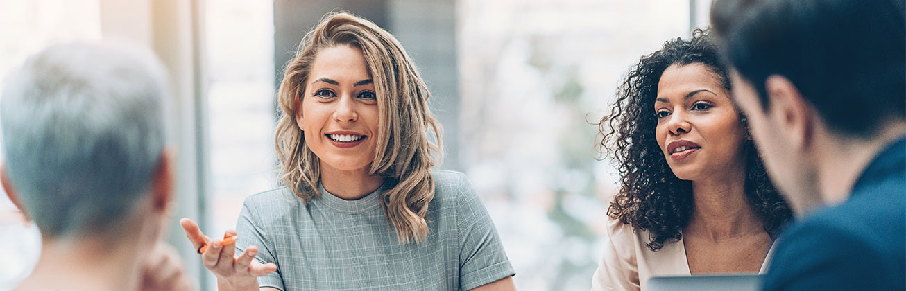 Transformation Nonprofilt Organsationen gestalten 2 Frauen diskutieren mit 2 anderen Personen