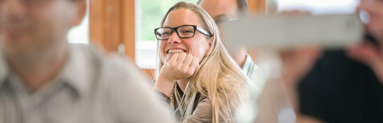 Frau lauscht einem Vortrag