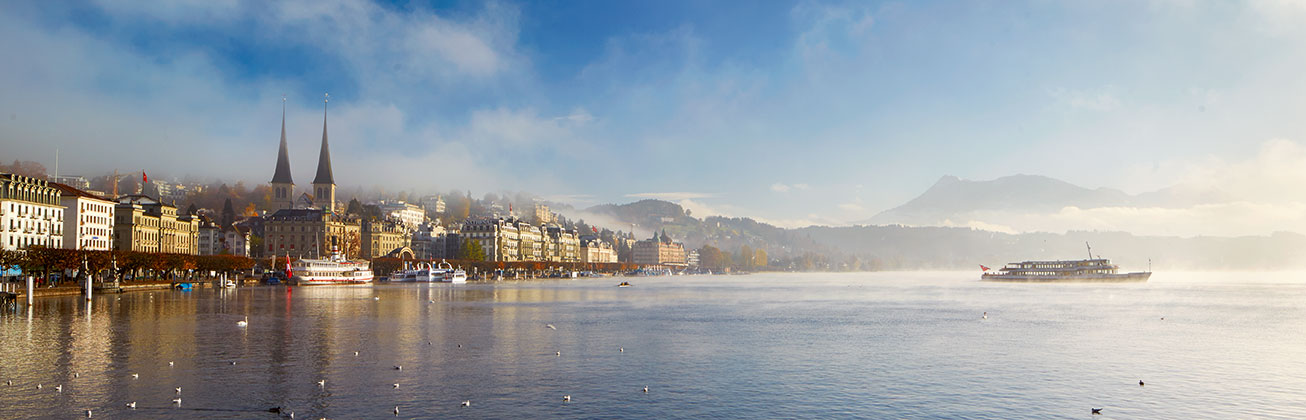 Stadt Luzern mit See und Schiff