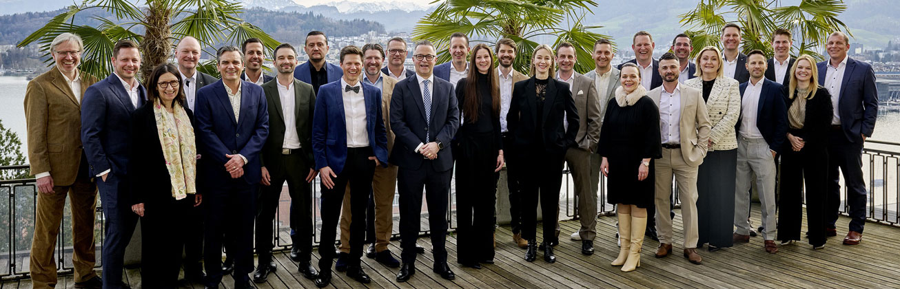 Klassenfoto EMBA 2401 auf Terrasse
