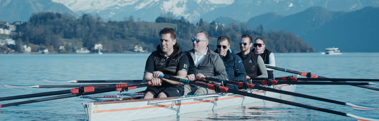 Ruderer im Ruderboot auf dem See