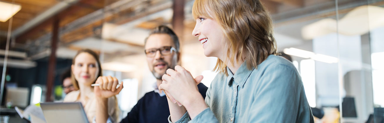 Mitarbeiter sitzen arbeitend am Arbeitsplatz