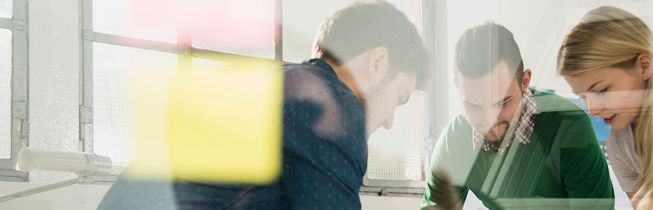 3 Personen arbeiten im Büro