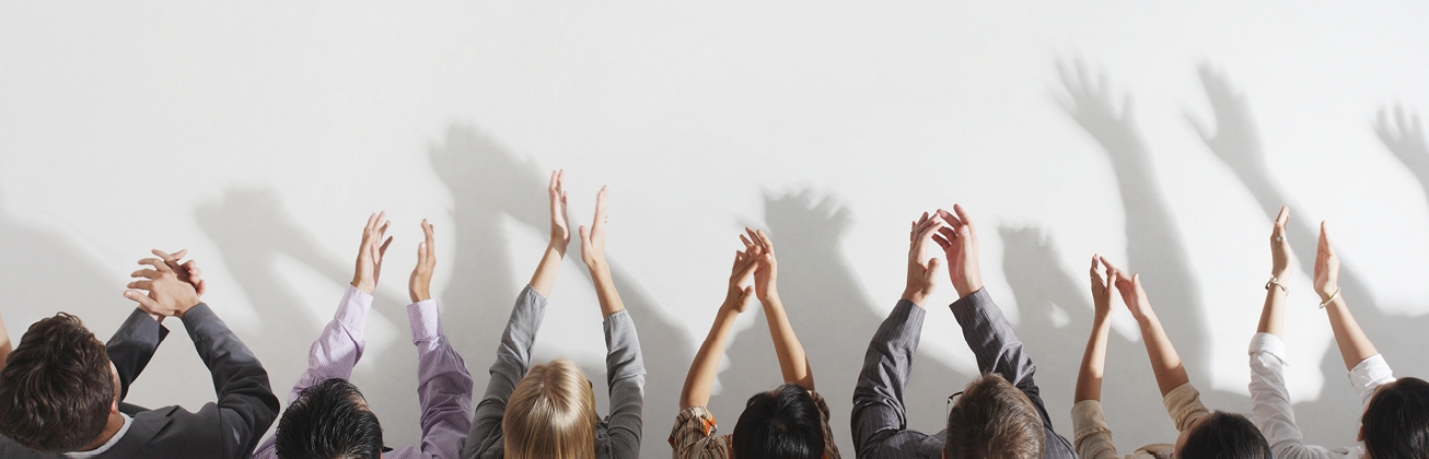 Personen halten Hände in die Luft