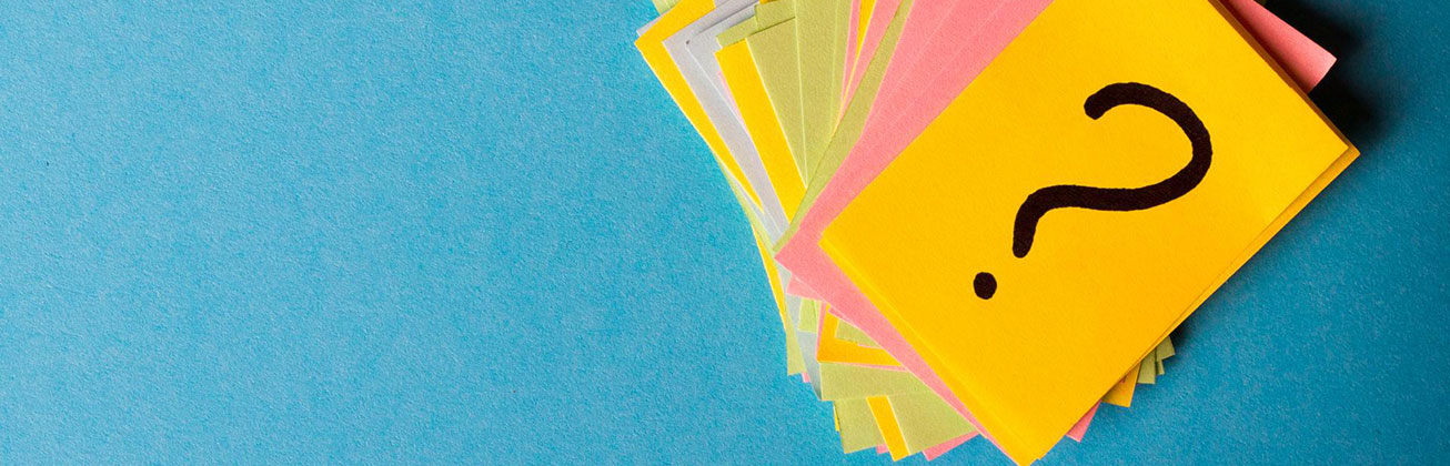 Farbige Karten mit Fragezeichen auf blauem Hintergrund