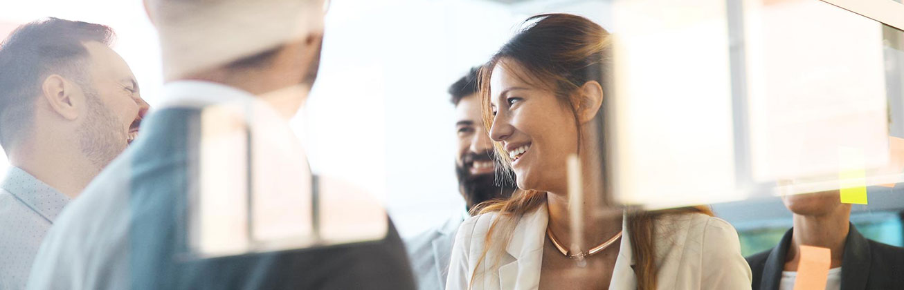 Männer und eine Frau an einem Workshop