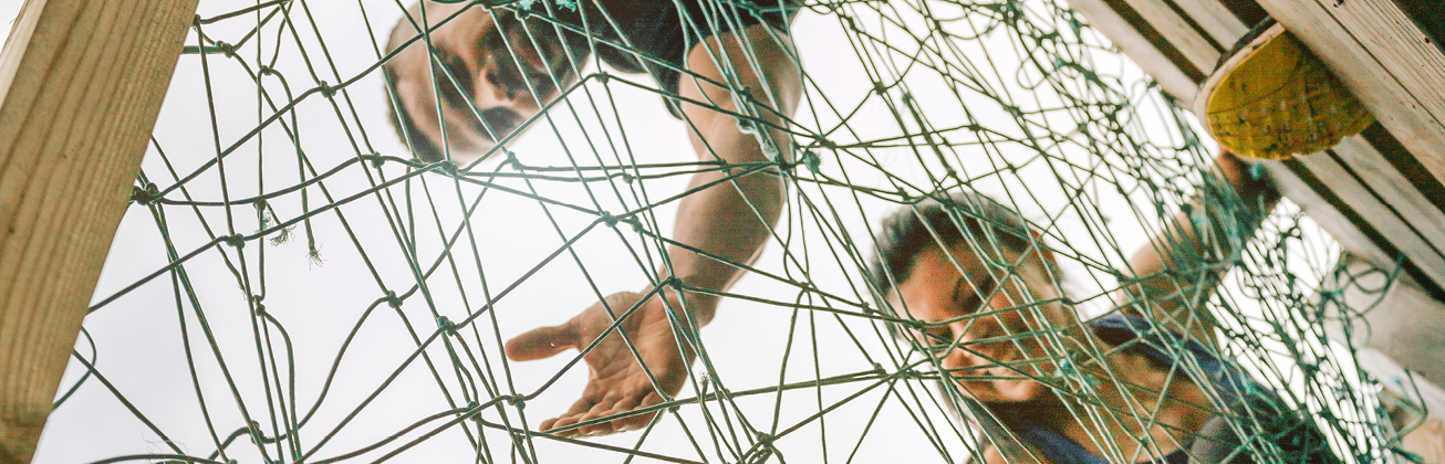 Mann und Frau an Kletterwand 