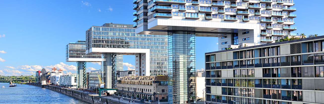 Der Themenschwerpunkt Immobilien befasst sich mit der Finanzierung und dem Management von Immobilien- und Real-Estate-Vorhaben. 