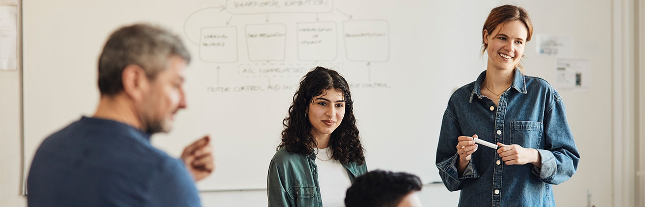 Erfahrungsaustausch zwischen Weiterbildungsteilnehmenden im Weiterbildungskurs