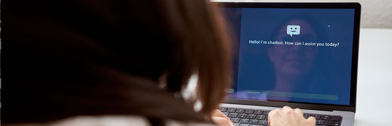 Kommunikation mit KI am Laptop