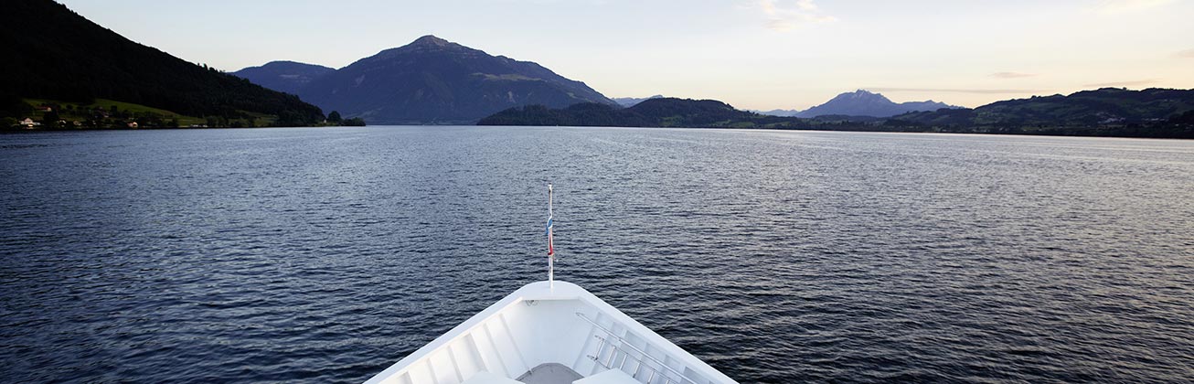 Schiff auf dem Vierwaldstättersee nimmt Fahrt auf.