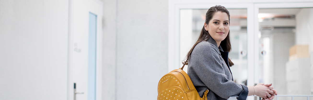 Studentin vor dem Klassenzimmer