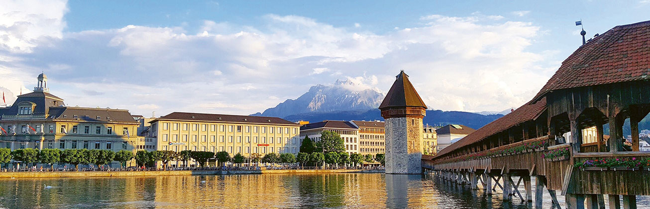 Kappelbrücke Luzern mit sonnigem, bewölktem Hintergrund