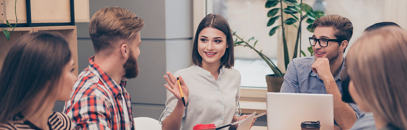 Studierende, die miteinander im Gespraech sind