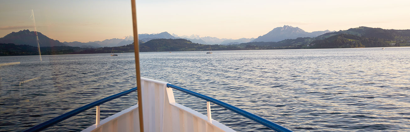 Aussicht vom Schiff auf den Vierwaldstättersee und Berge