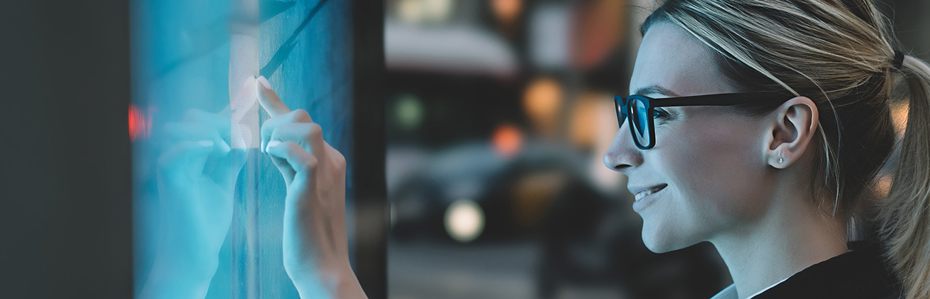 Frau am Touch Bildschirm