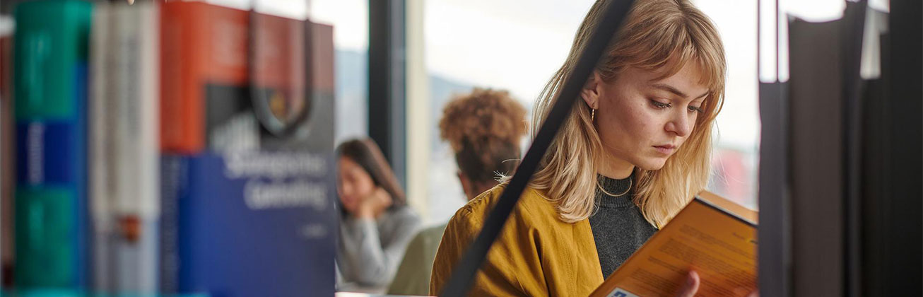Studentin-in-der-HSLU-Bibliothek