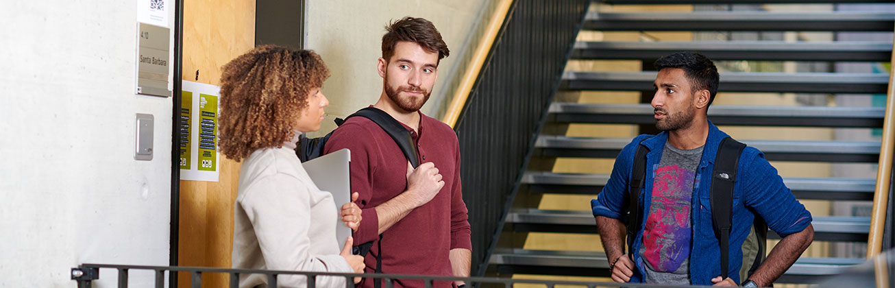 drei studierende an der hochschule luzern wirtschaft