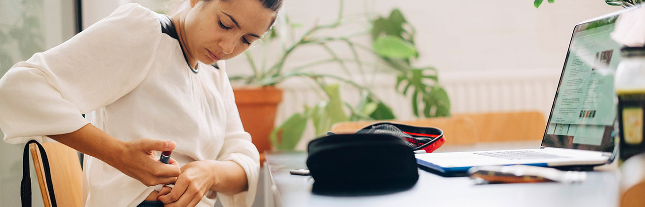 Frau bei einer Insulininjektion