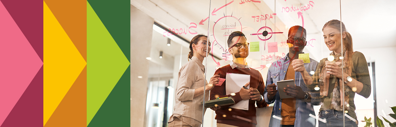 Ein Team aus mehreren Personen bespricht einen AI Case in Bezug auf Marketing und Kommunikation