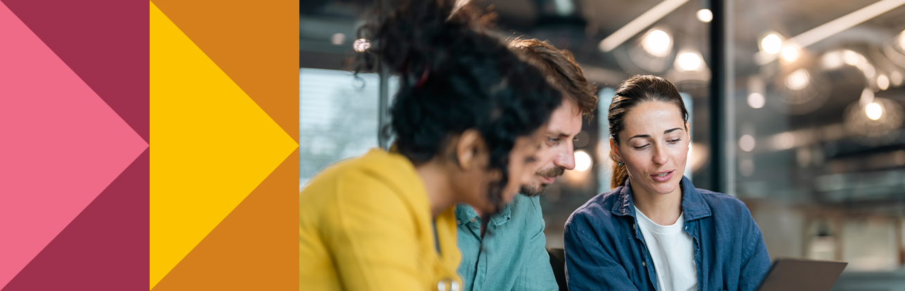 Drei Personen beugen sich über einen Laptop und diskutieren konzentriert – Symbolbild für kollaboratives Arbeiten, strategisches Designverständnis und kreatives Projektmanagement.