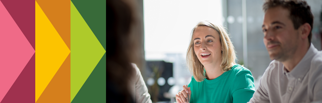 Eine Person spricht in einer kleinen Gesprächsrunde – Sinnbild für digitale Kommunikation, Teamarbeit und authentisches Marketing in modernen Arbeitswelten.